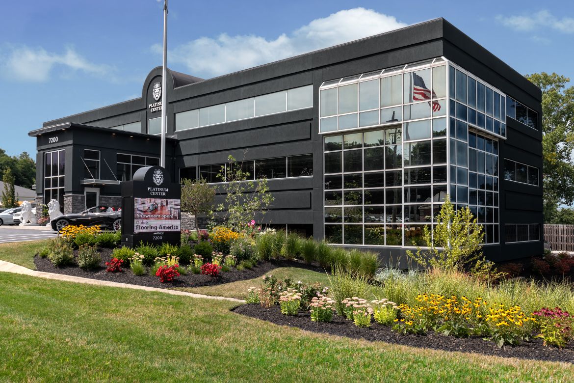 customers with flooring expert